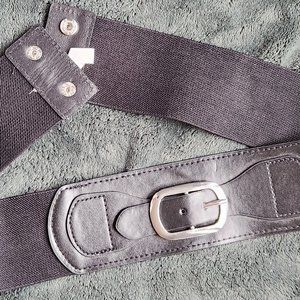 BLACK Stretch snap back belt.